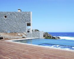 Colourful garden at Casas 31 by Izquierdo Lehmann Arquitectos