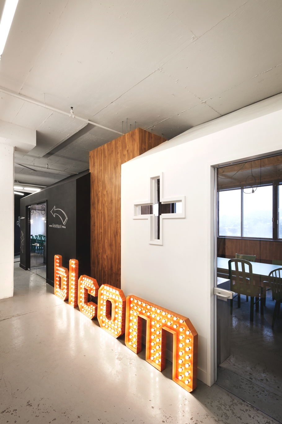 Contemporary-Office-Design-Montreal-Canada-Adelto-03