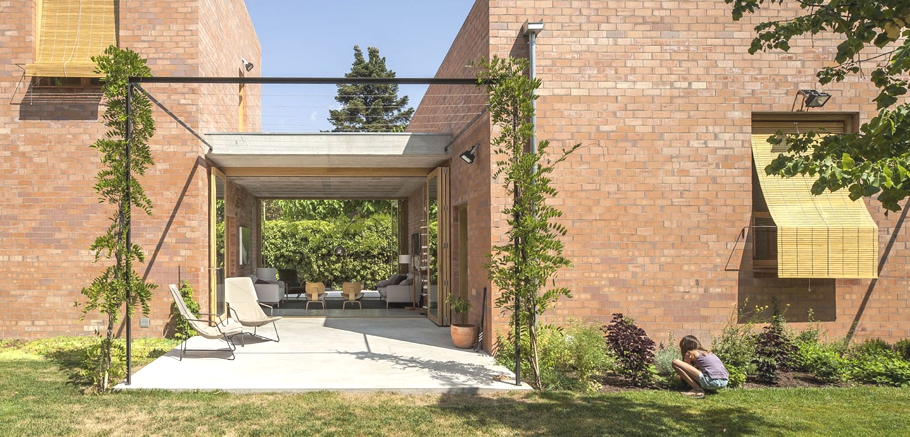 Contemporary-Homes-Barcelona-Spain-Adelto_01