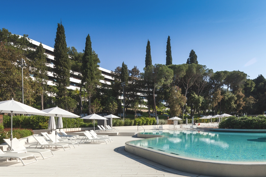 Contemporary-outdoor-swimming-pools-adelto_00