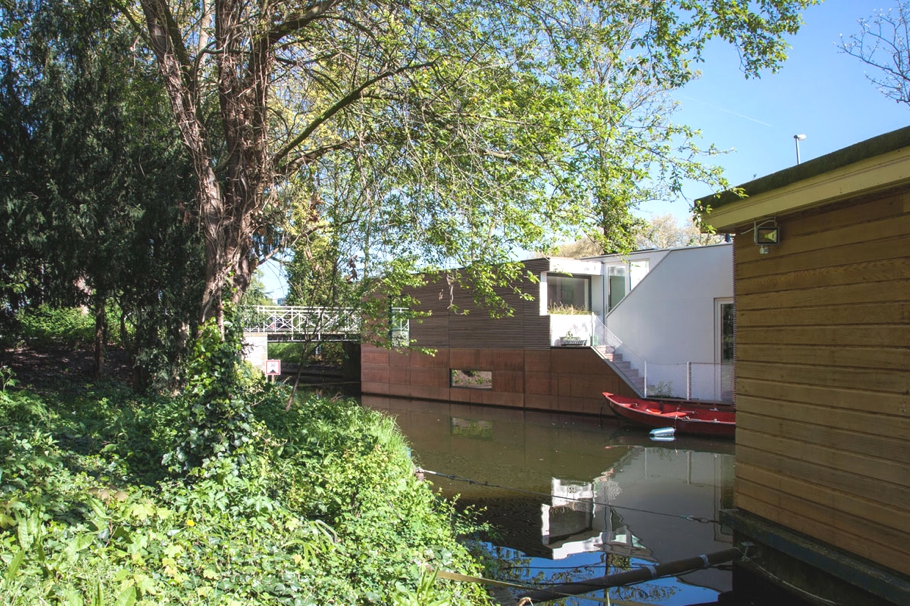 contemporary-houseboat-design-adelto-00