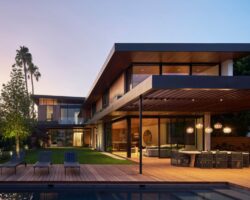 Venice Beach home blurs indoor and outdoor spaces